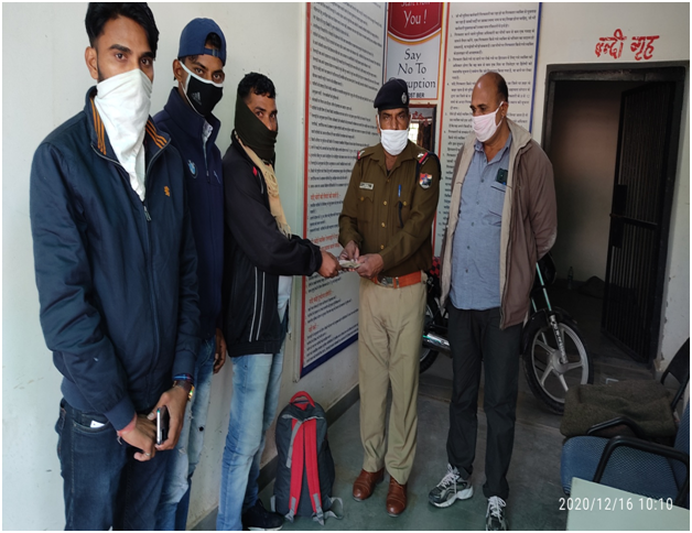 rpfnwraii's tweet photo. दि॰ 15.12.2020 को गाड़ी 02248 के डी/3 सीट 20 पर यात्री ABR-JP का पैर फिसल जाने से चलती गाड़ी से HP Stn पर गिर जाने पर मौजूद RPF Staff द्वारा तुरंत प्राथमिक उपचार देकर उसके बेग को BER Stn उतारा जिसमें करीबन 41750/-रू थे जिसे बाद सकुशल यात्री सुपुर्द कर पावती ली @RPF_INDIA @CSCNWR https://t.co/V3h86OFJ4x