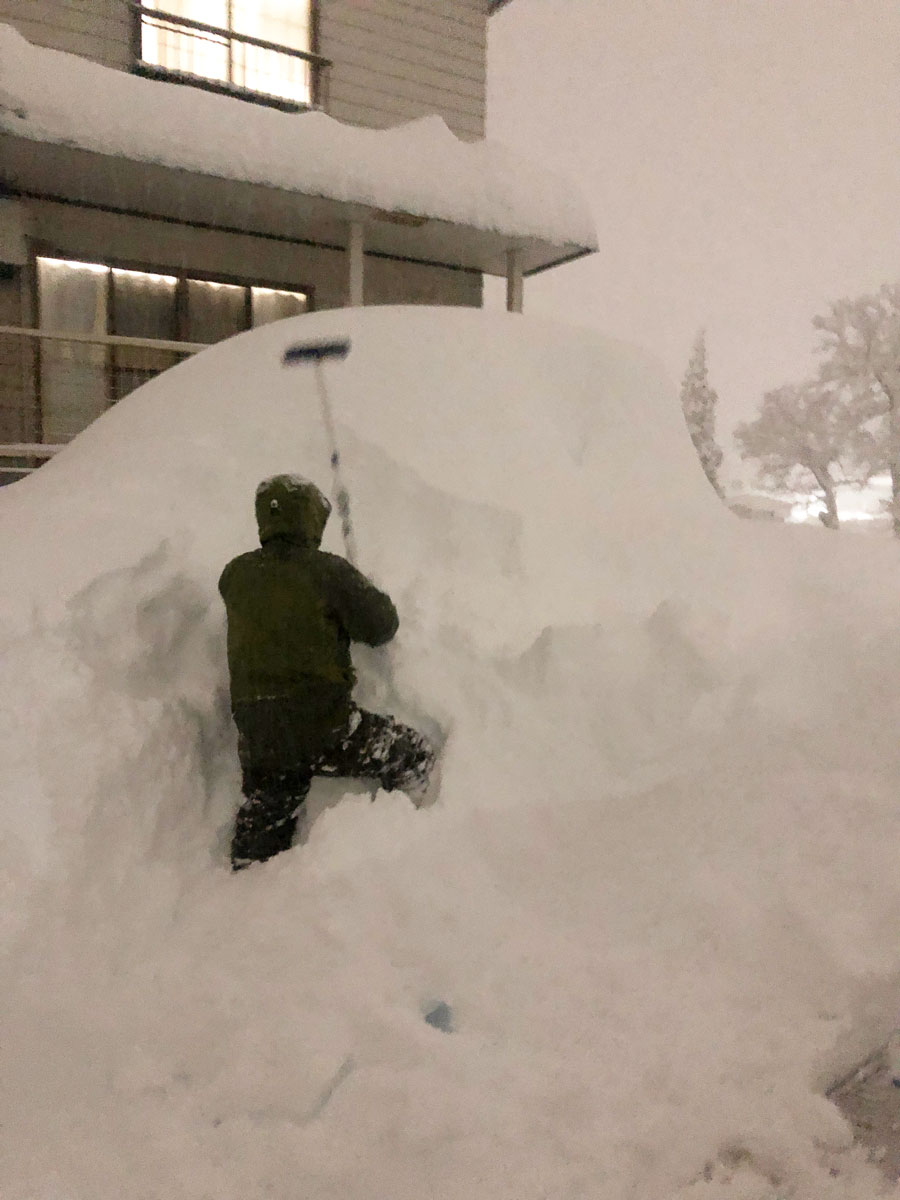 雪国でよく聞くセリフ 車が雪で埋まったから掘り出してから帰るわ 発掘現場の光景に 懐かしい でも二度とやりたくない 光景 などの声 Togetter 雪国でよく聞くセリフ 車が雪で埋まったから掘り出してから帰るわ 発掘現場の光景に 懐かしい でも二度とやりたくない 光景 などの声 Togetter