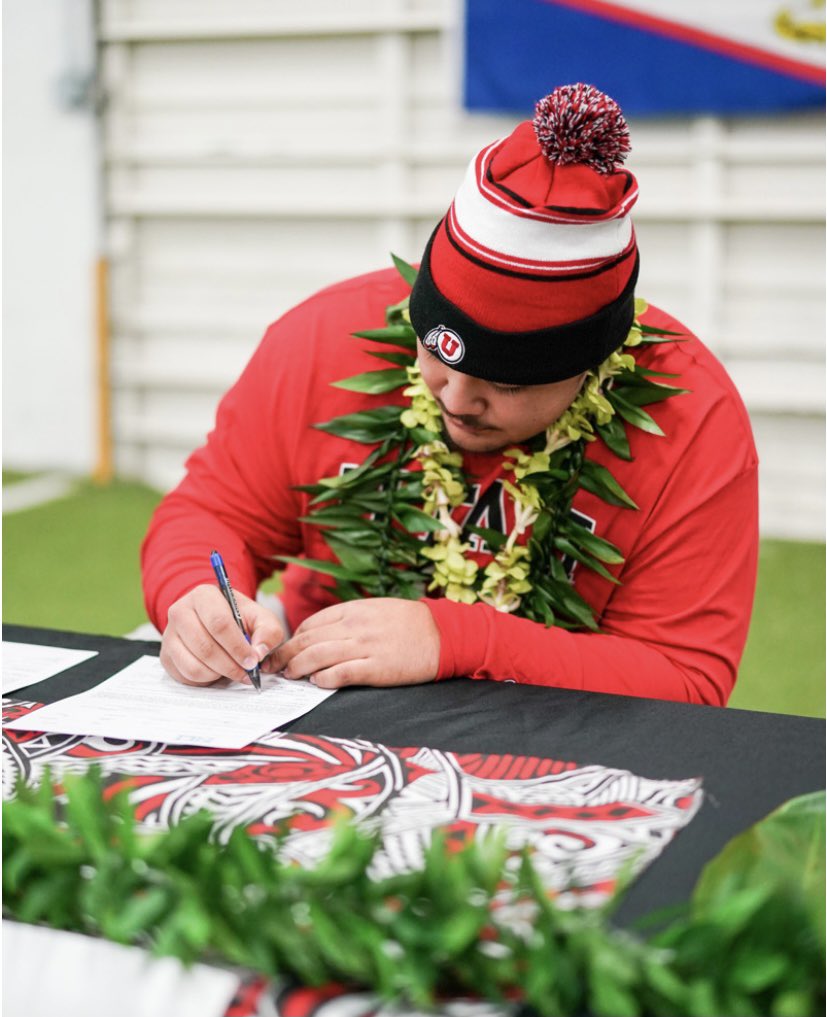 UFaaiu's tweet photo. And it is done! A true Ute for the next 4 Years🖤❤️🤍 #GoUtes https://t.co/YZE1OGDfV3