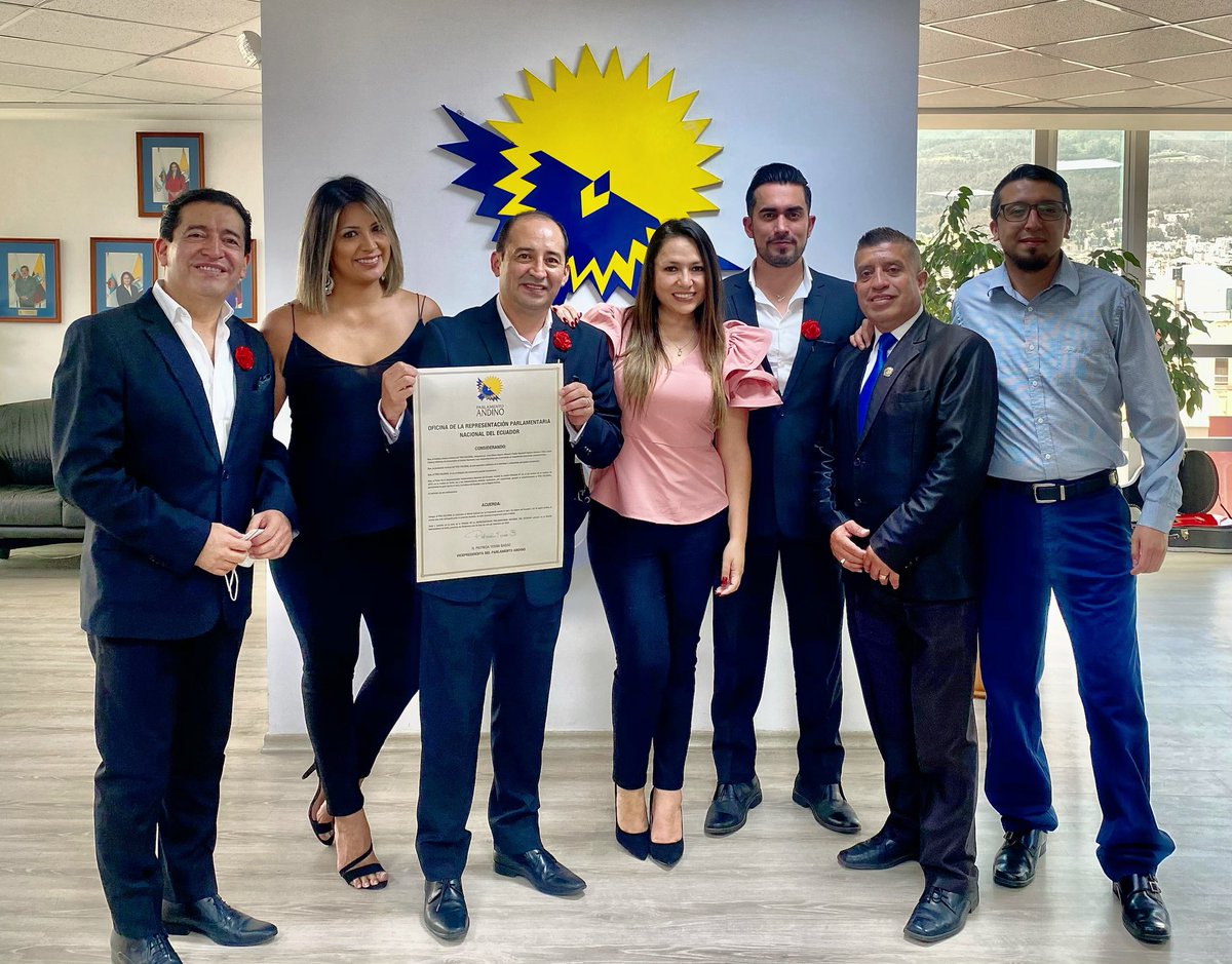 karicordovam's tweet photo. Hoy el Parlamento Andino, premió la trayectoria del @triocolonialecu 👏🏻👏🏻👏🏻👏🏻👏🏻👏🏻
.
.
.
#ecuador #triocolonial #trayectoria https://t.co/2btZbfTg2P