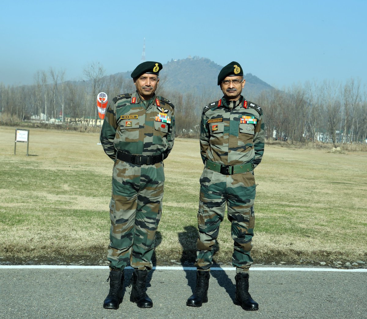 DefenceDirect's tweet photo. Lt Gen BS Raju and Lt Gen MV Suchindra Kumar, GOC of Chinar Corps and White Knight Corps respectively.🇮🇳

Proud Moment for Sainik School Bijapur since both the coveted Corps in Jammu &amp; Kashmir are currently commanded by their alumni. ♥️🇮🇳 @adgpi

#IndianArmy 
#bandofbrothers https://t.co/XCn2NWm5sF
