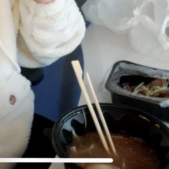 WOhsw1's tweet photo. 割り箸下手すぎる🥺🥺 https://t.co/4PKrjbAfB5