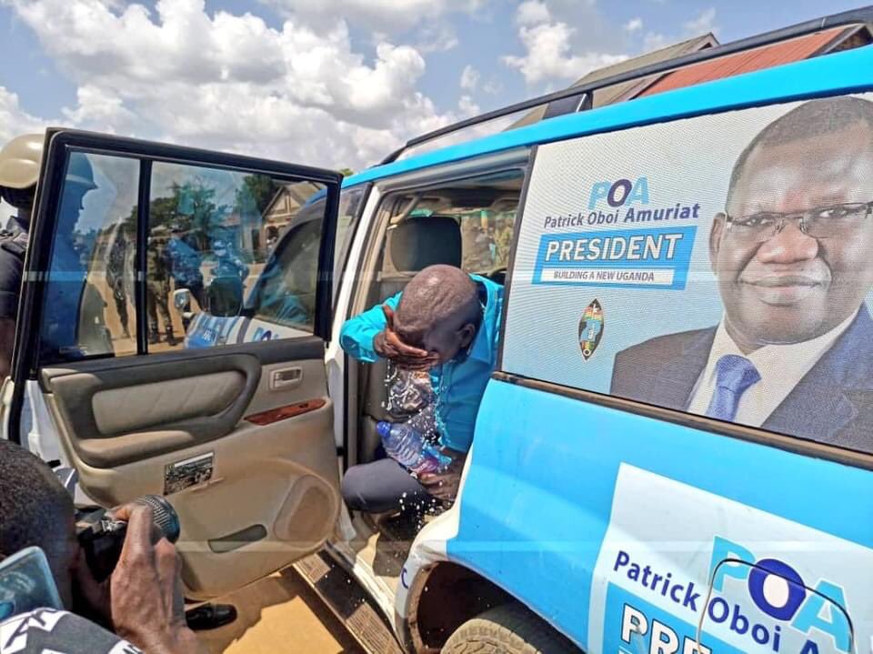 kizzabesigye1's tweet photo. What Uganda’s “opposition” presidential candidates go thru to campaign is scary!

Patrick Amuriat Oboi is seen here at Nsono Trading Centre, Namayingo District, in a cloud of teargas- a daily affair along the campaign trail.

A bulletproof vest &amp; gas mask may become standard. https://t.co/2Pye5ThJq5