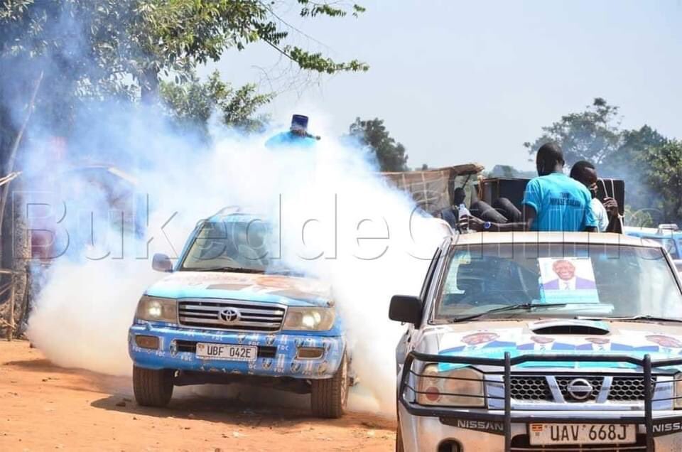 kizzabesigye1's tweet photo. What Uganda’s “opposition” presidential candidates go thru to campaign is scary!

Patrick Amuriat Oboi is seen here at Nsono Trading Centre, Namayingo District, in a cloud of teargas- a daily affair along the campaign trail.

A bulletproof vest &amp; gas mask may become standard. https://t.co/2Pye5ThJq5