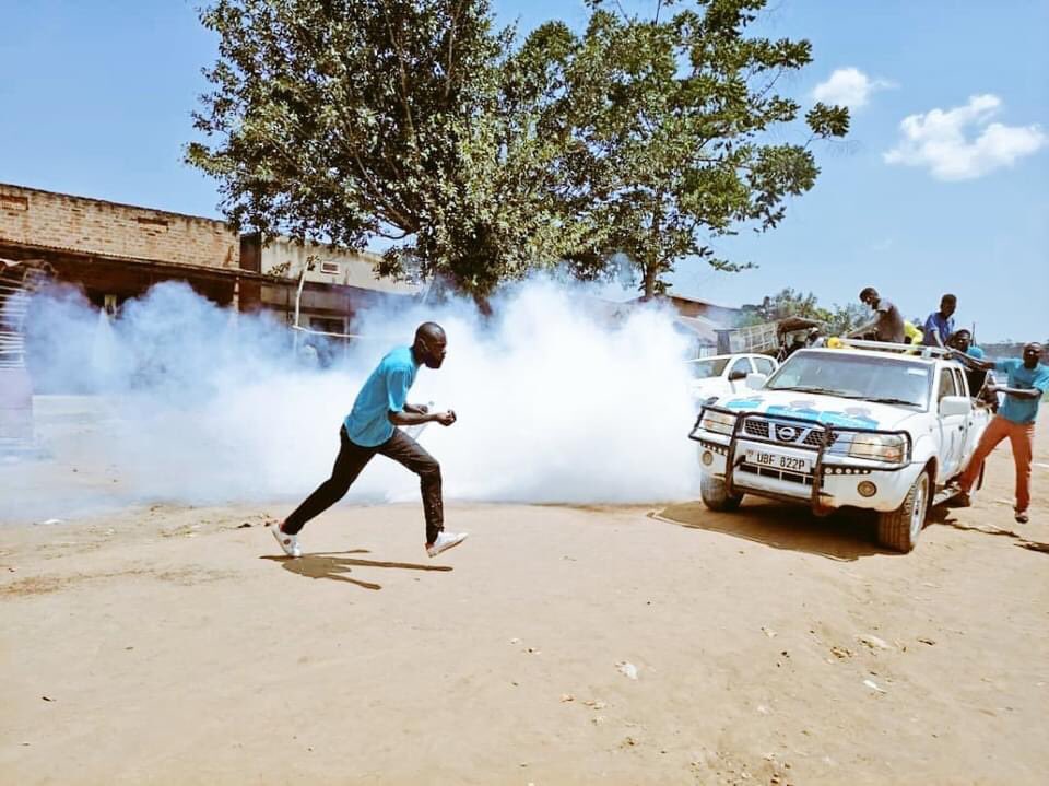 kizzabesigye1's tweet photo. What Uganda’s “opposition” presidential candidates go thru to campaign is scary!

Patrick Amuriat Oboi is seen here at Nsono Trading Centre, Namayingo District, in a cloud of teargas- a daily affair along the campaign trail.

A bulletproof vest &amp; gas mask may become standard. https://t.co/2Pye5ThJq5