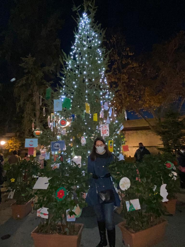 SVavolo's tweet photo. C'è un Albero di Natale molto speciale al Giardino della Fortezza!🎄È l'Albero dei bambini addobbato con i loro splendidi disegni.🎨 Messaggio di speranza per Firenze🌈💜Grazie ai bimbi della scuola Lavagnini👏🎈🥰
@sarafunaro 
@CeciliaDelRe 
@Alessia_Bettini 
@DarioNardella https://t.co/paB33l6qhD
