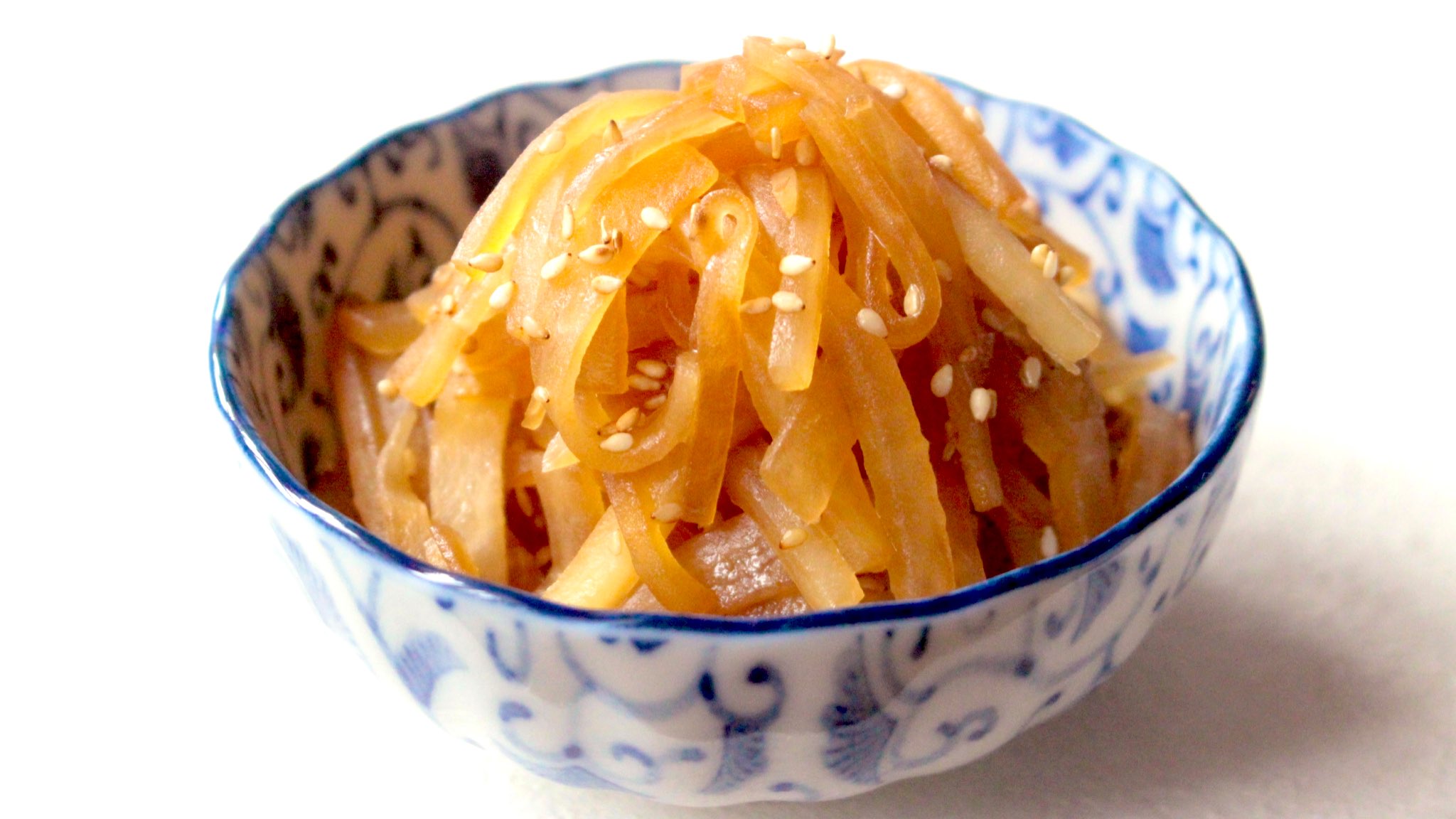 つくりおき食堂まりえ 大根だけでなんとかしたいときに てりてりの甘さに 胡麻油のふくよかな香りがたまらない 調味料3つ 大根のきんぴら 切った大根はごま油で炒め しょうゆとみりんをからめるだけ 汁気がないのでお弁当にも フコク赤ちゃん