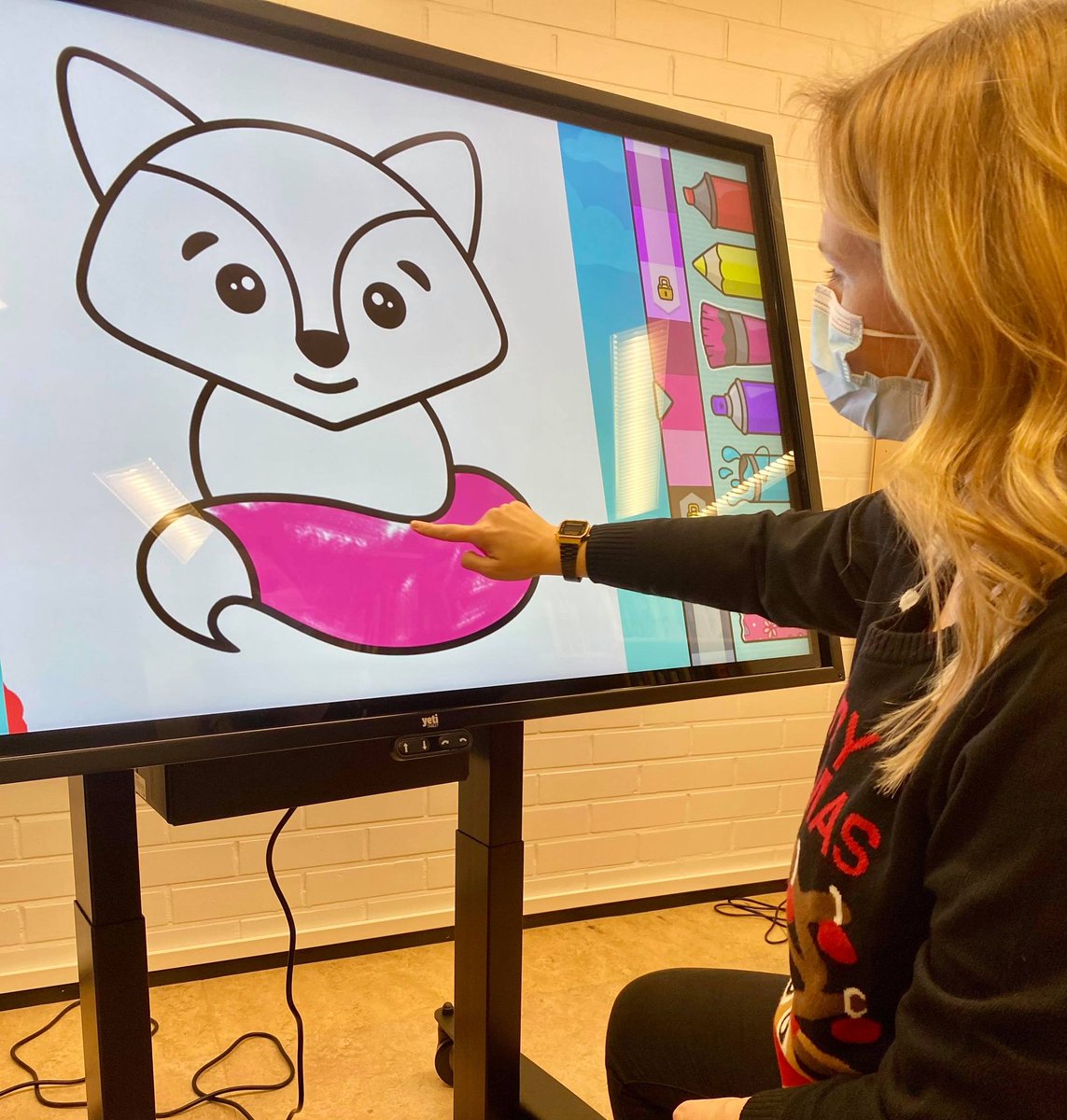 TiinaSuvanen1's tweet photo. Varian Roboboost-osahankkeessa valta vaihtuu: @HVaronen aloittaa osahankkeen projektivastaavana. Päästiin Hennan kanssa kokeilemaan Varian sosiaali- ja terveysalalle hankittua Yetitablettia.
#Roboboost #6Aika #VantaanVaria #Yetitablet #Haltija https://t.co/2uzdOJDxBP