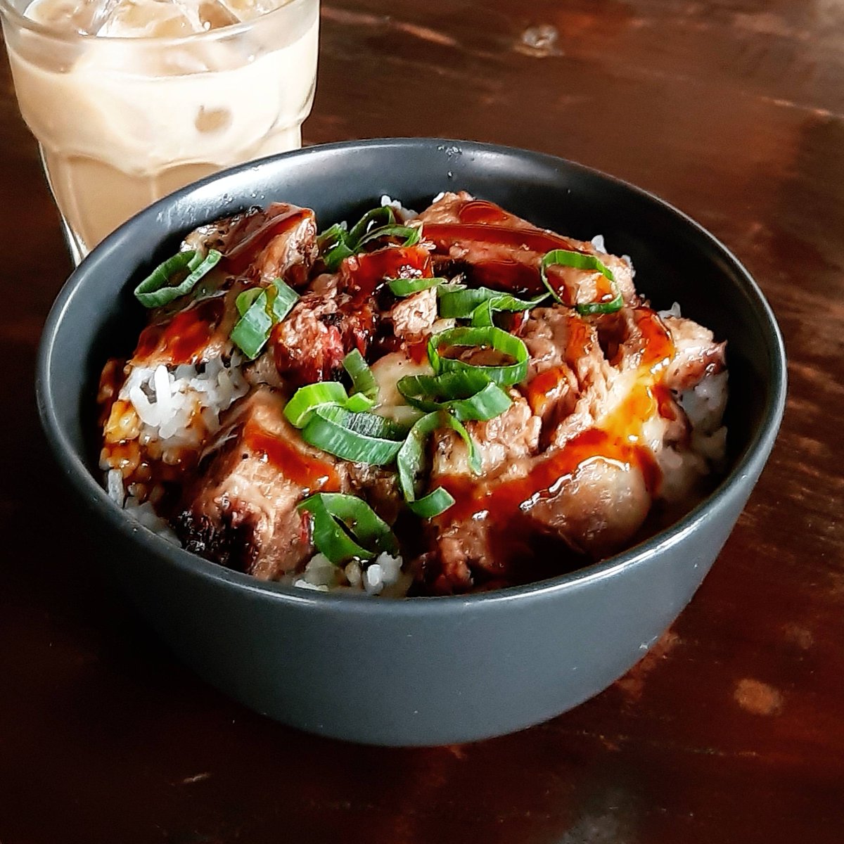 Power up! Menu Smoky Beef Rice Bowl ini pasti bisa membuat lidah senang dan perut tenang. Yuk gabung teman ngopi!

#thatslifecoffee #coffee #kopi #kopiindonesia #coffeetime #indonesia #food