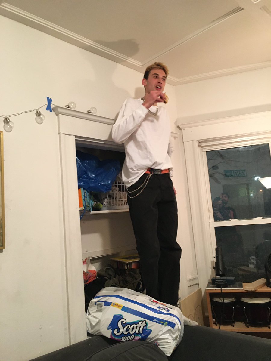 MatPlural's tweet image. Nicky laughed so hard he got in the shelf