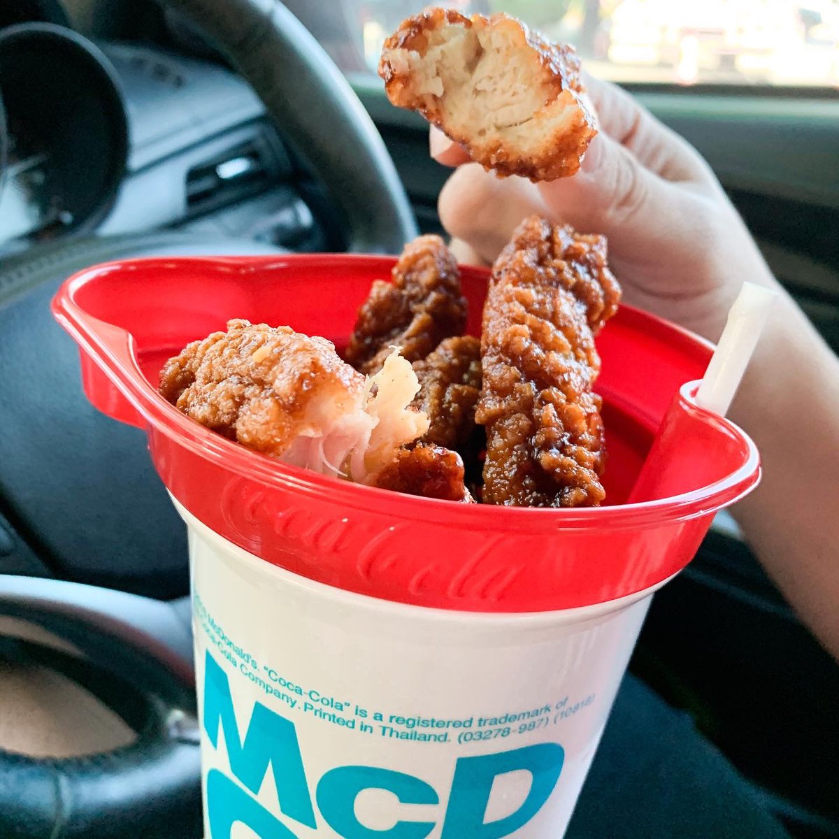 vivisummermode's tweet photo. ครั้งแรก!กับ snack2go เมนูใหม่จากแมคตอบโจทย์นักเดินทางแบบเรา เป็นเมนูที่มีไก่เกาหลี 3 ชิ้นมากับโค้กพร้อมทานสะดวกสบายแถมไก่รสชาติเข้มข้นอร่อยอิ่มคุ้มมากกราคา 85- ซื้อผ่าน Drive thru ได้เลย รีบไปลองกันนะ มีตั้งแต่วันนี้ - 31 ม.ค.64 เท่านั้นจ้า #Snack2Go #อร่อยซ่าได้ทุกที่ #McDxCoke https://t.co/WR9GAmlZhC