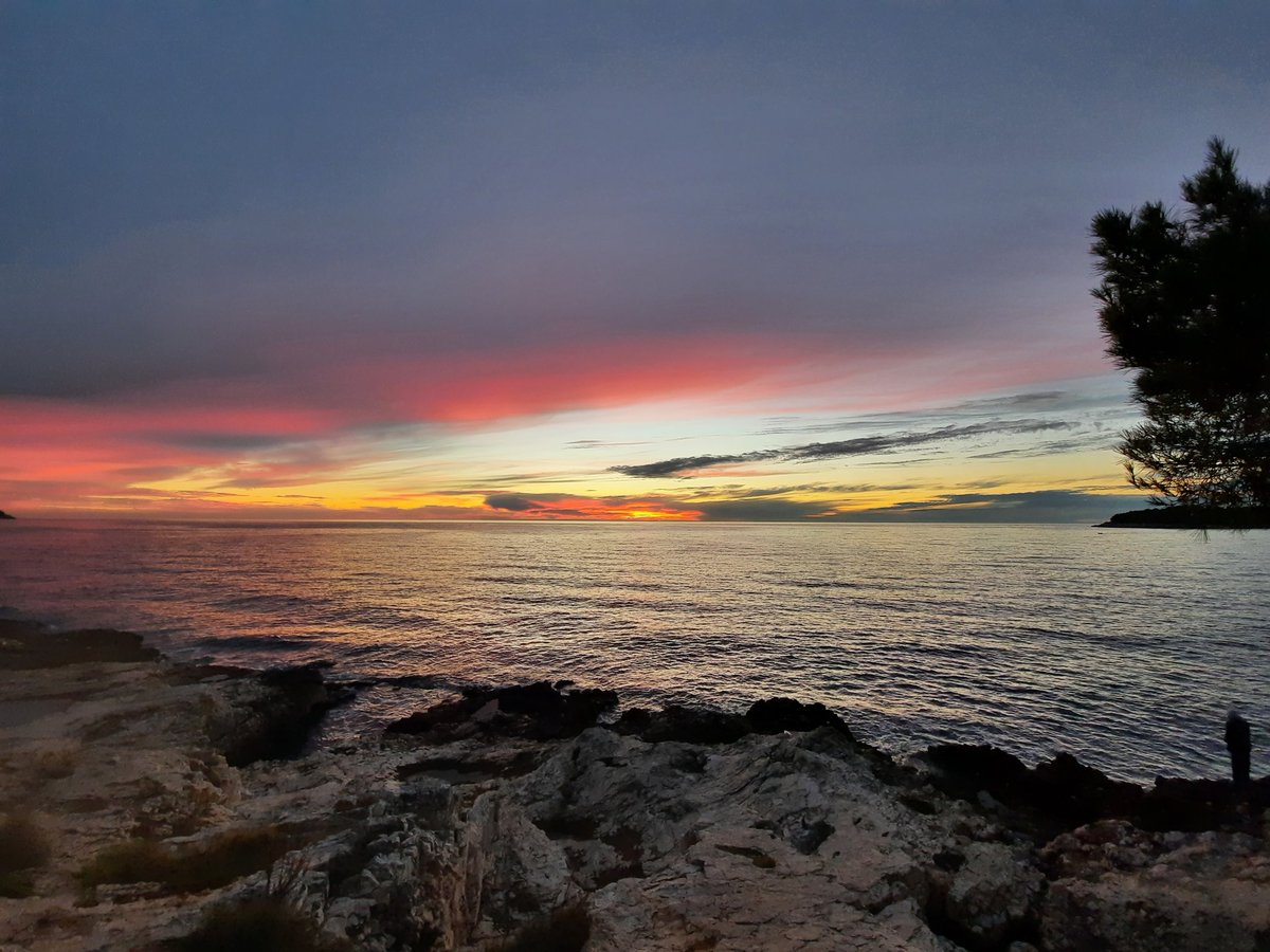 proggy_albert's tweet photo. #pula #istria #croatia #walk #lungomare
#sea #sunset 
@Croatia_hr @VisitIstra https://t.co/fWJ4EdgOtl