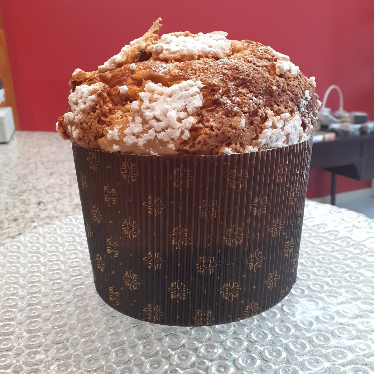 Panettone clàssic amb panses , llima i taronja confitades.
#panettone 
<a href="/jaguimera/">Josep Àngel Guimerà</a> <a href="/lletra_ferida/">NY</a> <a href="/mcalpena/">Mar Calpena Ollé</a>