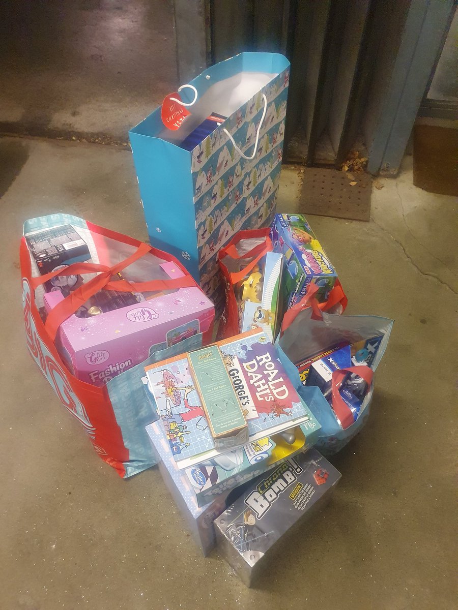 Blown away by the generosity of our parents as we collectively donated 71kg of food to <a href="/FlintshireFoodB/">Flintshire Foodbank</a> yesterday and a pile of toys to the Superkids Toy Appeal. Hopefully makes someones Xmas that bit easier. Well done all 👏 #foodbank #donate #charity @FootballGrf <a href="/Greenfieldfc/">Greenfield FC</a>