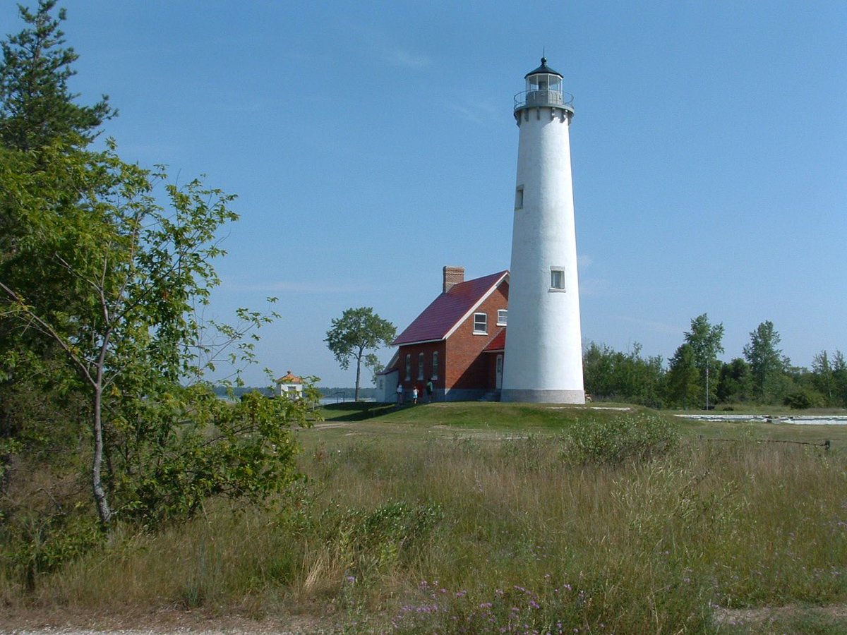 NancyAdairB's tweet photo. @DailyPicTheme @DailyPicTheme #tall #MichiganLighthouse https://t.co/cy98Ojduap