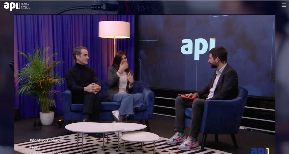 javiervelilla's tweet image. Justo ahora hay alrededor de 600 agentes inmobiliarios compartiendo contenidos de valor en un magazine televisivo con las etiquetas #inmoscopia2020 #dontworrybeapi #apitv A mí me ha tocado conversar un rato sobre #branding y ha sido fabuloso. Gracias por la confianza.