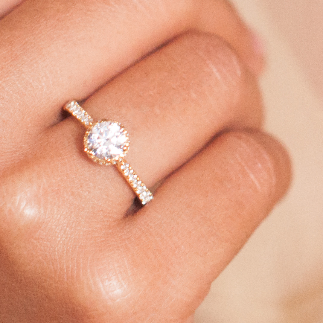 SunnyDiamond_4c's tweet photo. Ring in the wedding bells with a perfect diamond. 
#InternallyFlawless pavé solitaire ring in yellow gold 18k gold. 

Enquire Now:  https://t.co/SGgTAfoVMP

#LikeNoOther #CertifiedDiamondJewellery #conflictfreediamonds https://t.co/wZpjwcsmCp