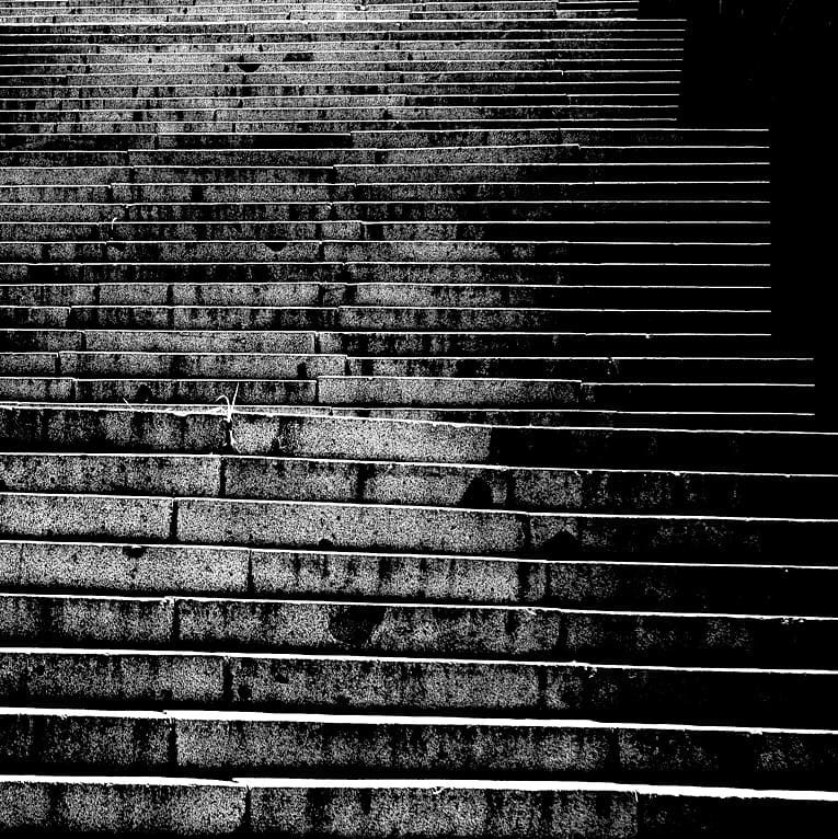 [ escalones disonantes ] 
#blackandwhite #blackandwhitephotography #streetphotography #bnw_rose #friendsinperson #bnw_greatshots #bnw_drama #bnwphotography #street #bnw_planet #artofvisuals #abstraction #quote #spicollective #drawing #bnw_demand #bnwmood #bnw_captures #agame…