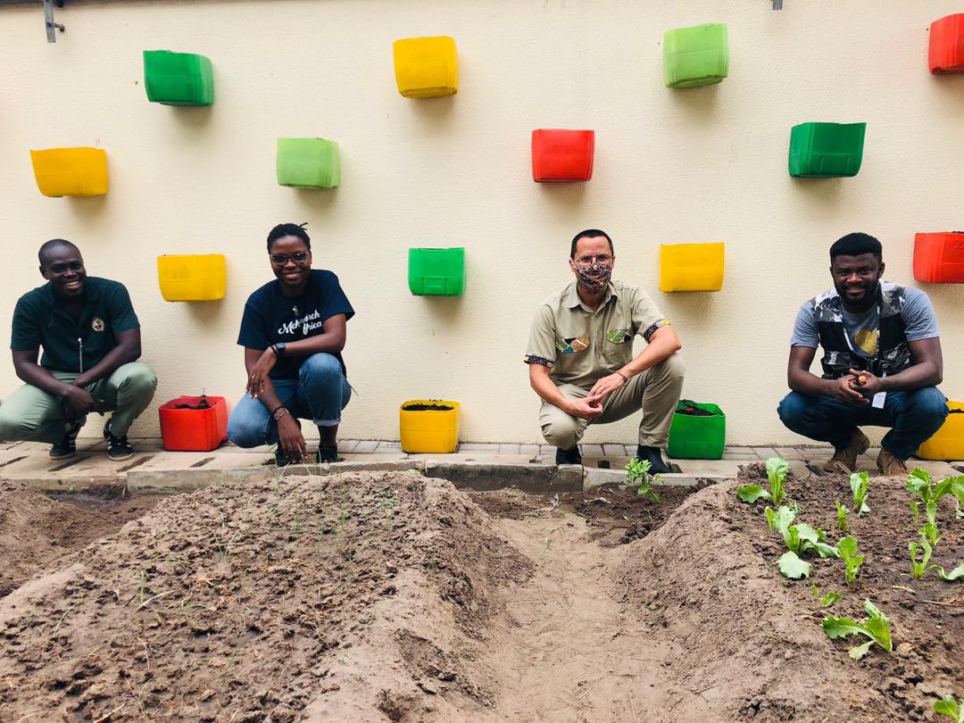 AusAmbGHA's tweet photo. Project complete! The Australian High Commission now has a recycled #Kuffuor Gallon vertical garden thanks to @AwukuMakafui and his @MckingtorchAfri volunteers. The baby tomatoes and other delicious veggies are being planted now. @UNDPGhana @PlasticPunchGH https://t.co/m6I4rLEfOb