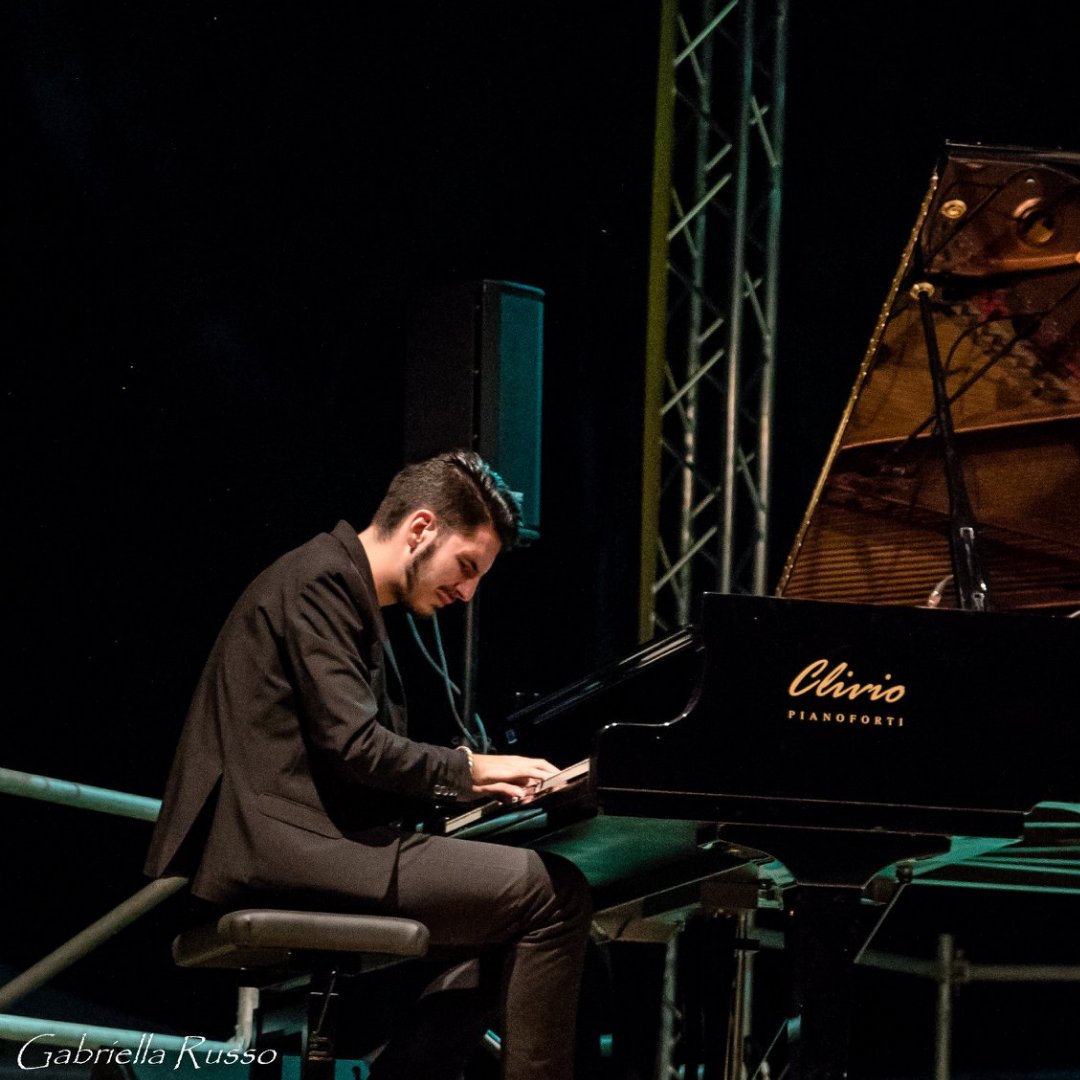 Un dono di pura Musica per onorare tutti gli ospedali italiani che in questo anno hanno vissuto momenti di grande sofferenza dell'emergenza Covid-19. 💝

✨ Ecco A Christmas gift del #TeatroGiordano, in streaming il 20/12 alle 18:30 con il concerto di Carmine Padula! ✨
