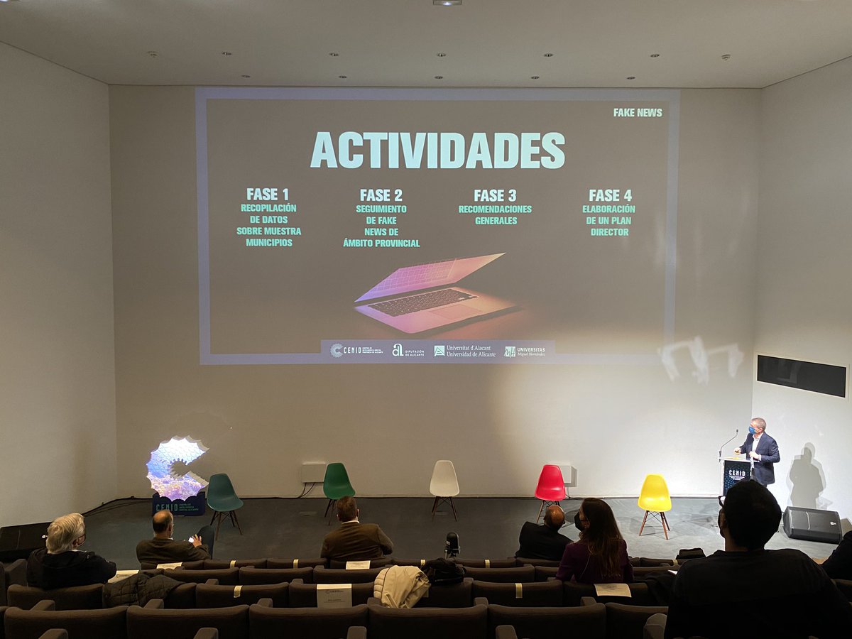 Durante su exposición, <a href="/PatricioMBarco/">Patricio M. Barco</a> expone las claves del proyecto #FakeFreeAdmin y los principales aspectos de la metodología de trabajo, orientado a la detección de estos bulos y noticias falsas