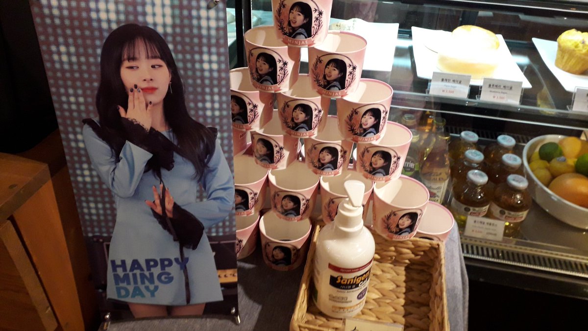 commacafe2020's tweet photo. ☆Happy MinJae Day☆

소나무의 메인보컬인 "민재양"의 
27번째 생일을 축하하기 위해
"홍대 콤마카페"에서 컵홀더 이벤트를 진행합니다^^

위치 : 서울시 마포구 와우산로 169

기간 :20.12.18(금)~12.19(토)
        AM 11:00~PM 9:00

#HAPPY_MINJAE_DAY
#소나무 #SONAMOO #성민재 #민재
#컵홀더 https://t.co/XZ7h0ADime