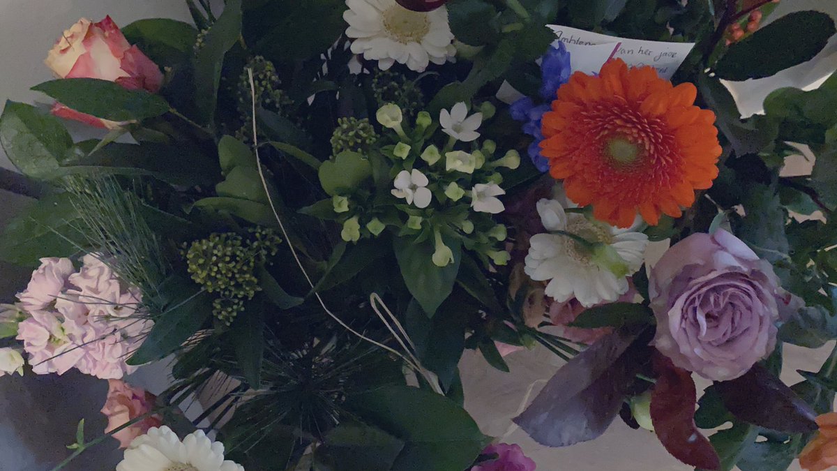 Liancb's tweet photo. Wauw, het houdt niet op! @gem_groningen, @VRgroningen, @ProvDrenthe en @almere bedankt voor de prachtige bloemen. Dat maakt thuis zijn een stuk vrolijker! #ambtenaarvanhetjaar #publiekdenken https://t.co/KUn5IXrMMI
