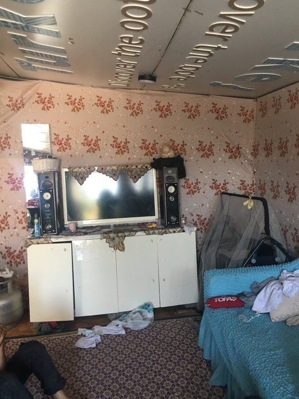 CamusYarari's tweet photo. Okullar kapalı ve sokaklar yasakken 24 saatini böyle ve tek haneli evlerde geçiren çocukları da unutmayalım. Bu arada o televizyon bozukmuş. Ev soğuk. Öğün atlanıyor. https://t.co/a1RGVozqjM