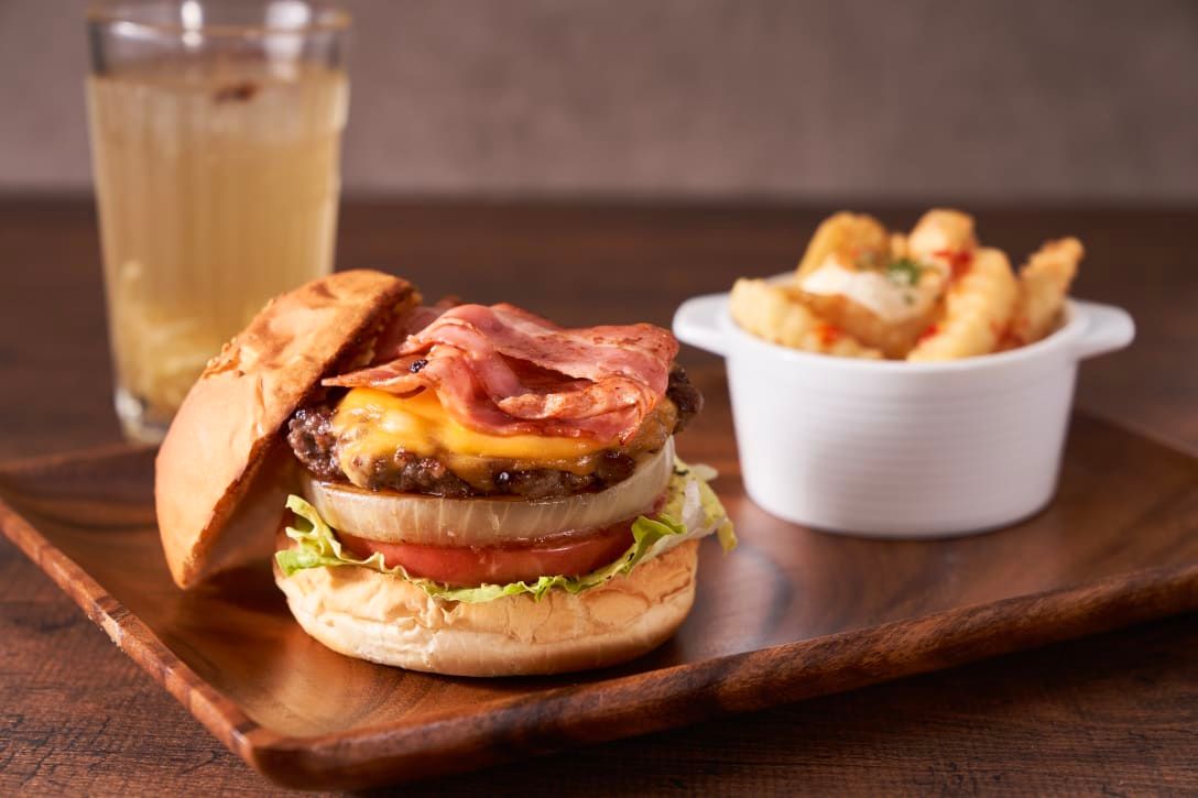 fashionsnap's tweet photo. 「Ju the burger」東京1号店が東銀座にオープン、1番人気はバーベキューバーガー
https://t.co/TFtsm4kvCU https://t.co/T3MoXbmtxe