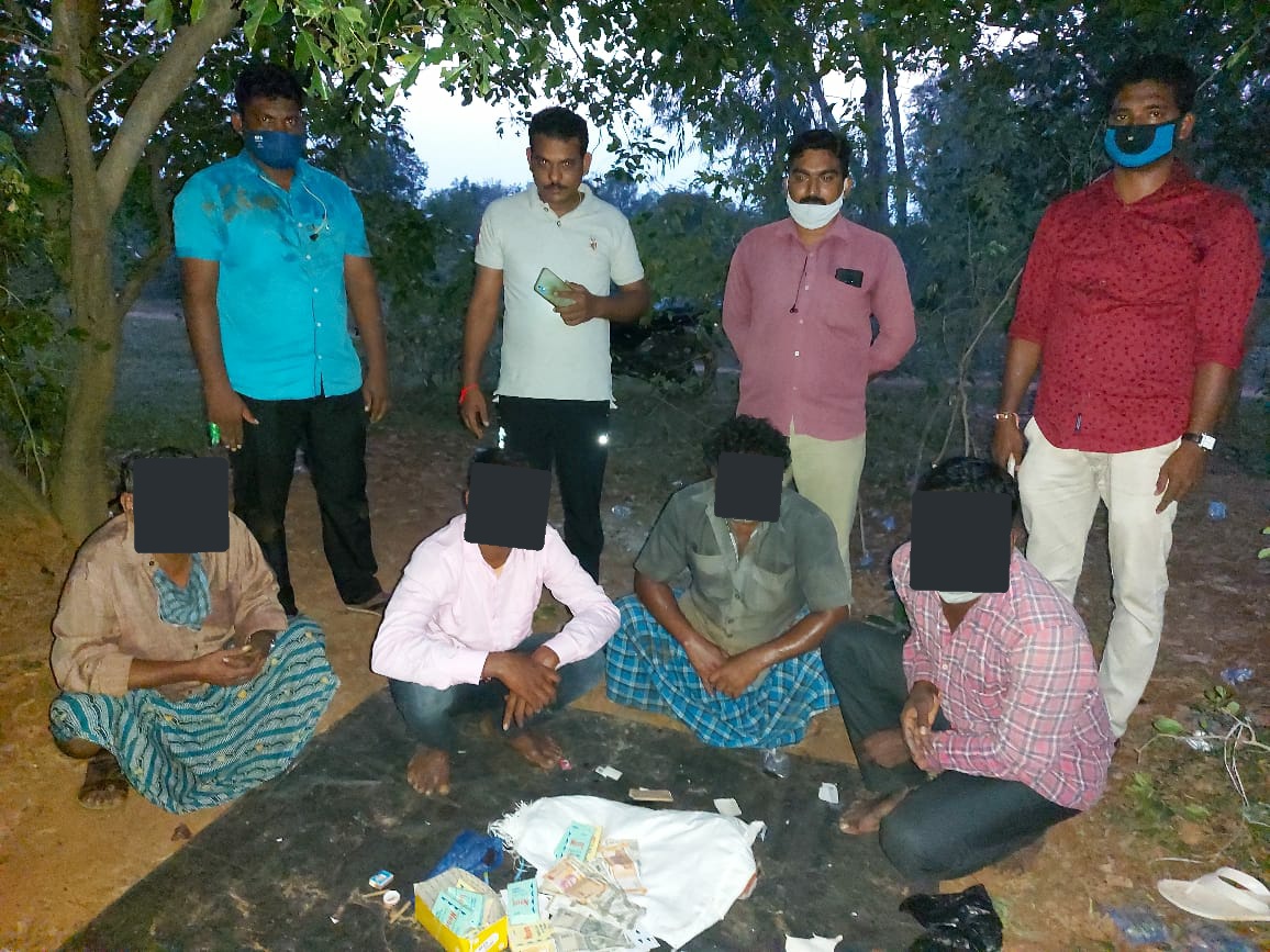 sp_nlr's tweet photo. వెంకటగిరి పోలీసులు పేకాట, కోడి పందేల స్థావరాలపై దాడులు నిర్వహించి వల్లివేడు గ్రామ శివారు ప్రాంతంలో 3 కోళ్లు, 17 మందిని అరెస్ట్ చేసి Rs.33,760/- నగదు స్వాధీనం చేసుకున్నారు. #meenesthampoliceNellorePolice #Nellorepolice #appolice @appolice #cockfight #singlenumber #nelloresp #crime https://t.co/yJzDVfViDO