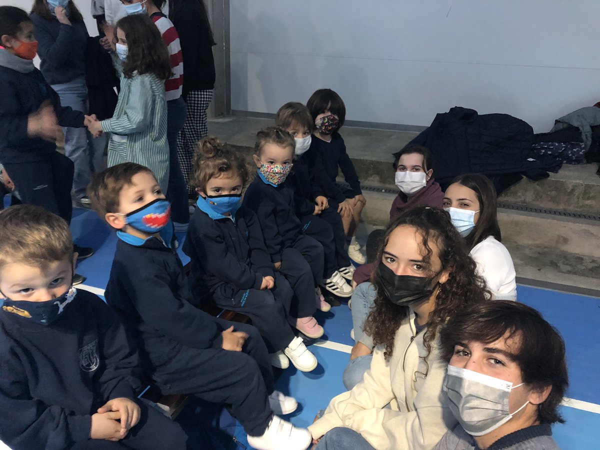 Elena_CVE's tweet photo. Todos ayudamos para que el Retablo de Navidad de @Colegio_CVE salga perfecto. Los mayores, con más experiencia, dan consejos y tranquilizan a los más pequeños. https://t.co/hJr0TDhlQb
