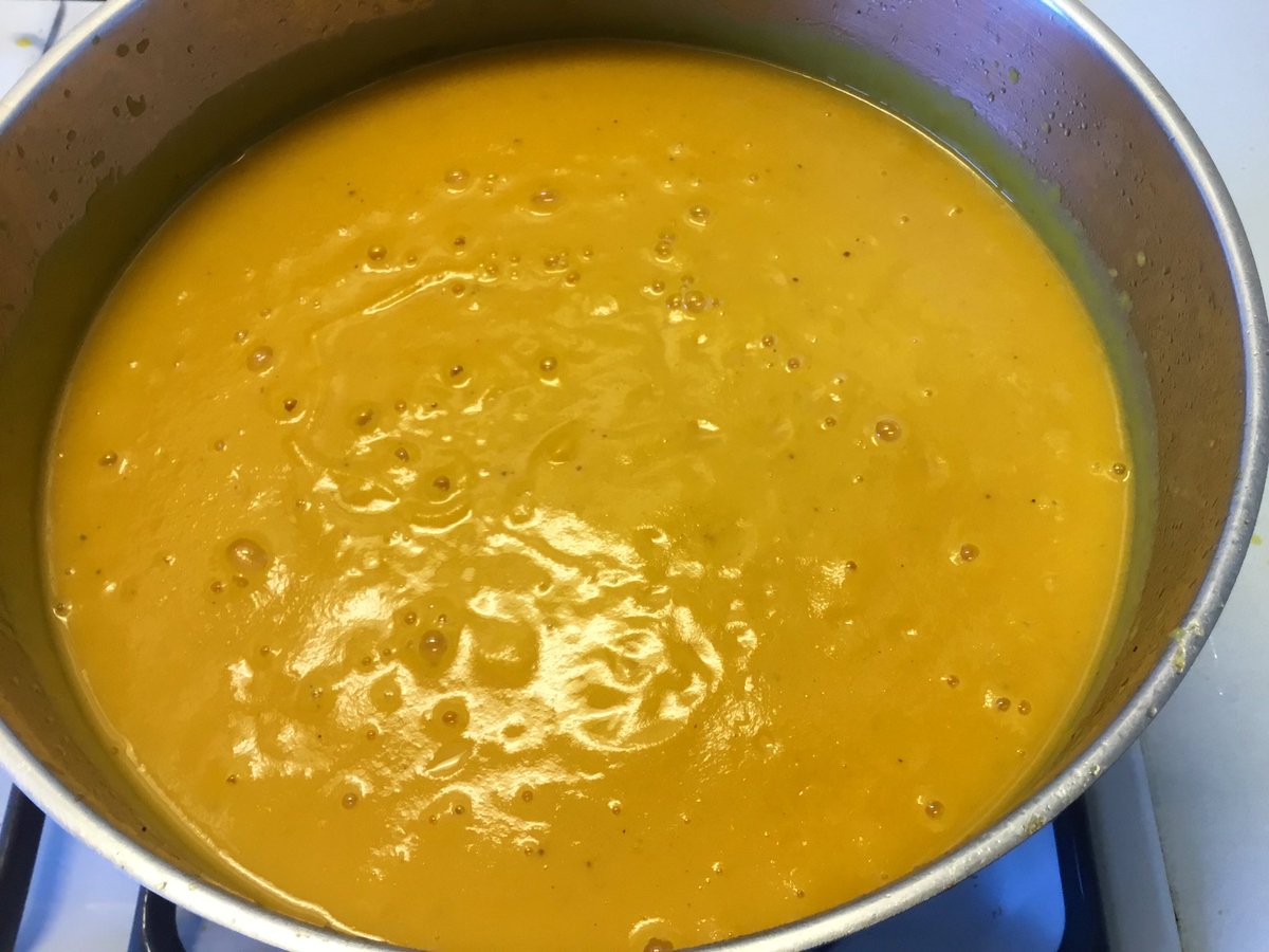 joukesp's tweet photo. #Lockdown2 #ThursdayLunch #In3Pics
Took whatever I found in the kitchen, including the potimarrons brought back from France and made a healthy soup.
Here is lunch for you! (Added a dollop of yoghurt for good measure!) https://t.co/zIU3lTitRP