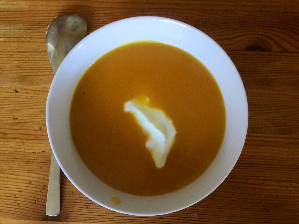 joukesp's tweet photo. #Lockdown2 #ThursdayLunch #In3Pics
Took whatever I found in the kitchen, including the potimarrons brought back from France and made a healthy soup.
Here is lunch for you! (Added a dollop of yoghurt for good measure!) https://t.co/zIU3lTitRP