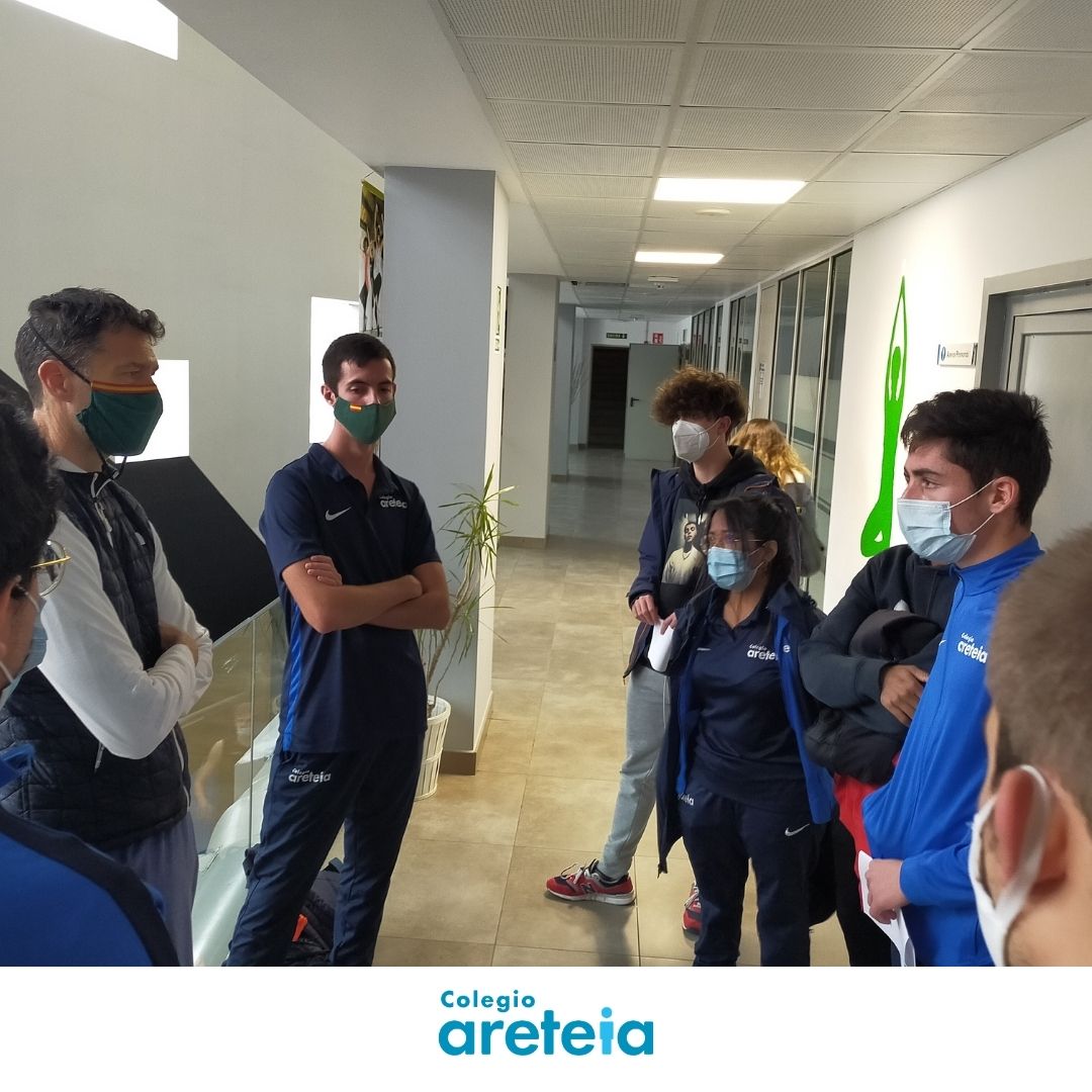 Colegio_Areteia's tweet photo. 1º de #FPTSEAS acude a ver a LEB PLAZA de @CBZentro, allí han hablado con su entrenador, Alonso Madariaga, y su preparador físico.
Gracias a ambos, a @FernandoReborio y al equipo de @CBZentro por su compromiso con la formación y su la amistad. https://t.co/Bcm4v45mSH