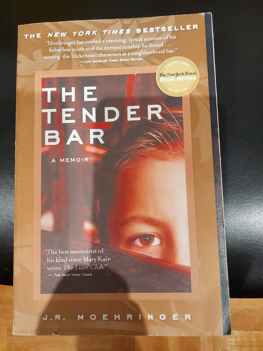 avidlec's tweet photo. El libro del día: del autor de la biografía de Agassi, la mejor biografía deportiva que se ha escrito, una autobiografía tierna, con pegada y de lenguaje magistral en torno a un bar. Imprescindible para los que vivimos los 80'. https://t.co/qDVd38JmuV