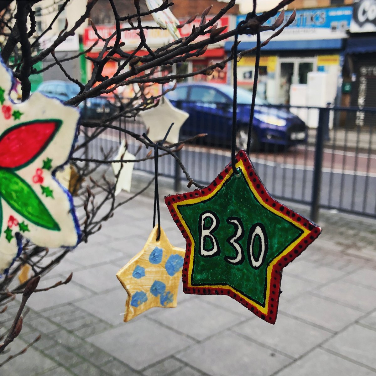 stirchleysnow's tweet photo. @the__chez @mattpointblank Thank you! I’ve been decorating the tree for a few occasions but it felt right to get everyone involved this year. The pictures don’t do it justice but it looks so good and so many people stop to check it out it’s lovely to see. https://t.co/uJ1rZxA3Fk