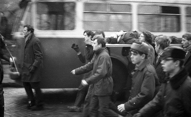 ipngovpl_eng's tweet photo. 👤 Zbyszek Godlewski, shot by the People's Polish Army, symbolizes the victims of the "Black Thursday" massacre.
🏴 The Gdynia protesters marched with his body, stretched on a door panel, through cordons of Citizen’s Militia and tanks, carrying 🇵🇱 Polish flags. #December1970. https://t.co/rAwfqqP7hN