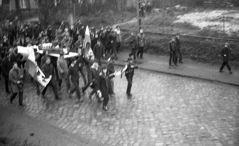 ipngovpl_eng's tweet photo. 👤 Zbyszek Godlewski, shot by the People's Polish Army, symbolizes the victims of the "Black Thursday" massacre.
🏴 The Gdynia protesters marched with his body, stretched on a door panel, through cordons of Citizen’s Militia and tanks, carrying 🇵🇱 Polish flags. #December1970. https://t.co/rAwfqqP7hN