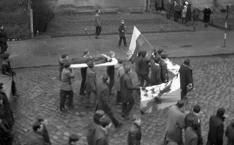ipngovpl_eng's tweet photo. 👤 Zbyszek Godlewski, shot by the People's Polish Army, symbolizes the victims of the "Black Thursday" massacre.
🏴 The Gdynia protesters marched with his body, stretched on a door panel, through cordons of Citizen’s Militia and tanks, carrying 🇵🇱 Polish flags. #December1970. https://t.co/rAwfqqP7hN