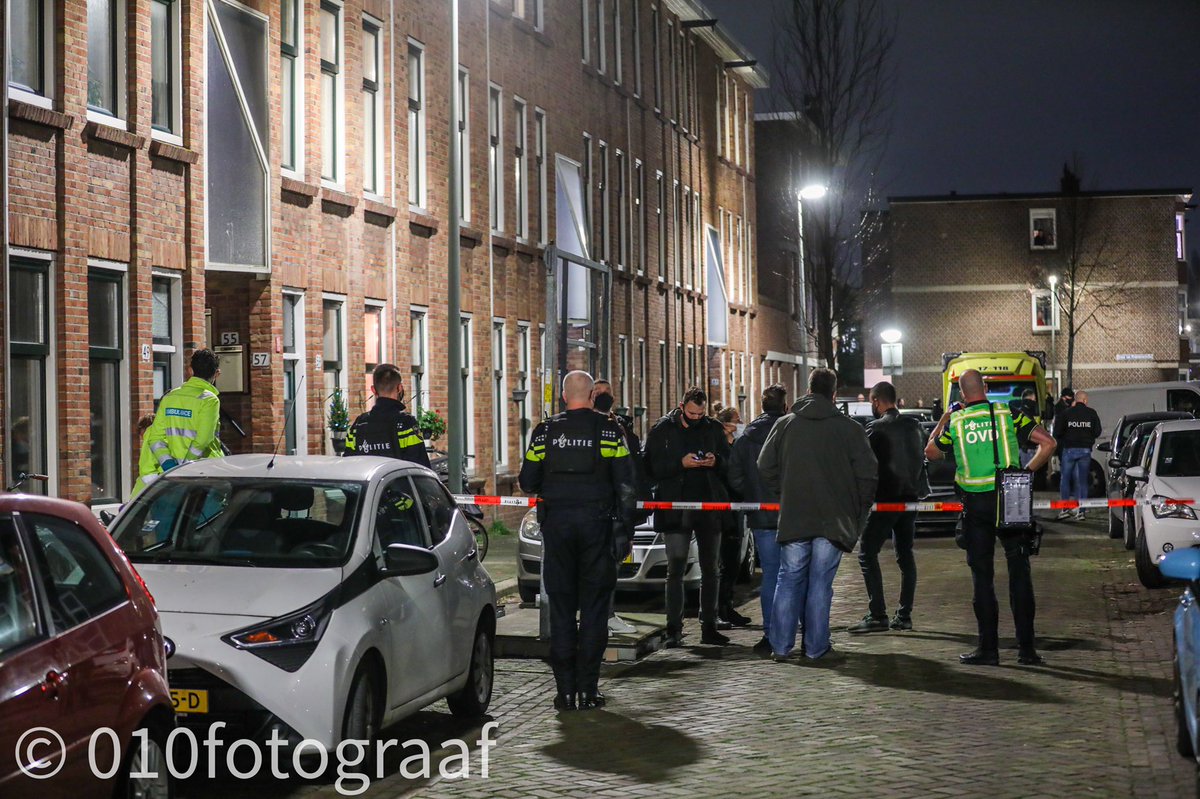 Foto update: Dode bij schietpartij Vlaardingen, politie schiet verdachte neer Het artikel staat online:? ..