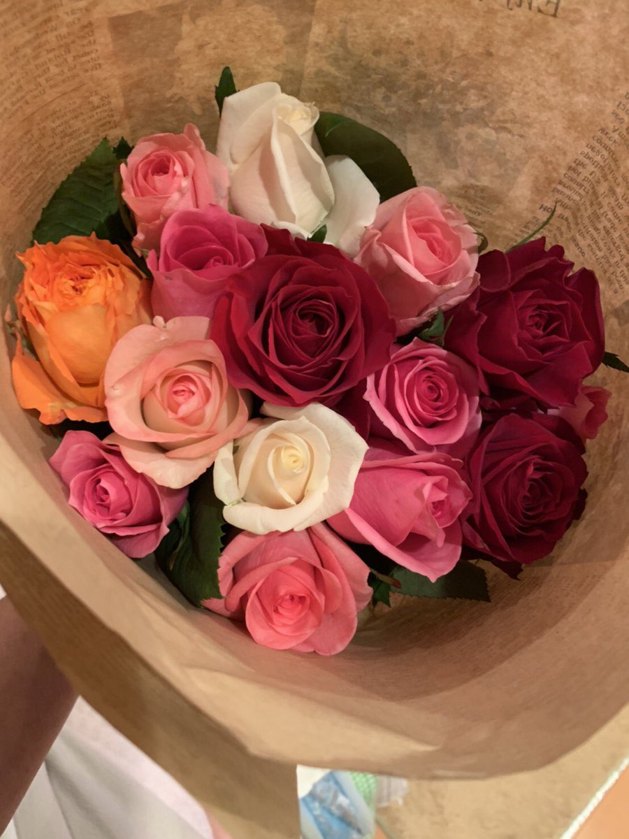 一人暮らしの叔母たちに薔薇の花束を贈りました。