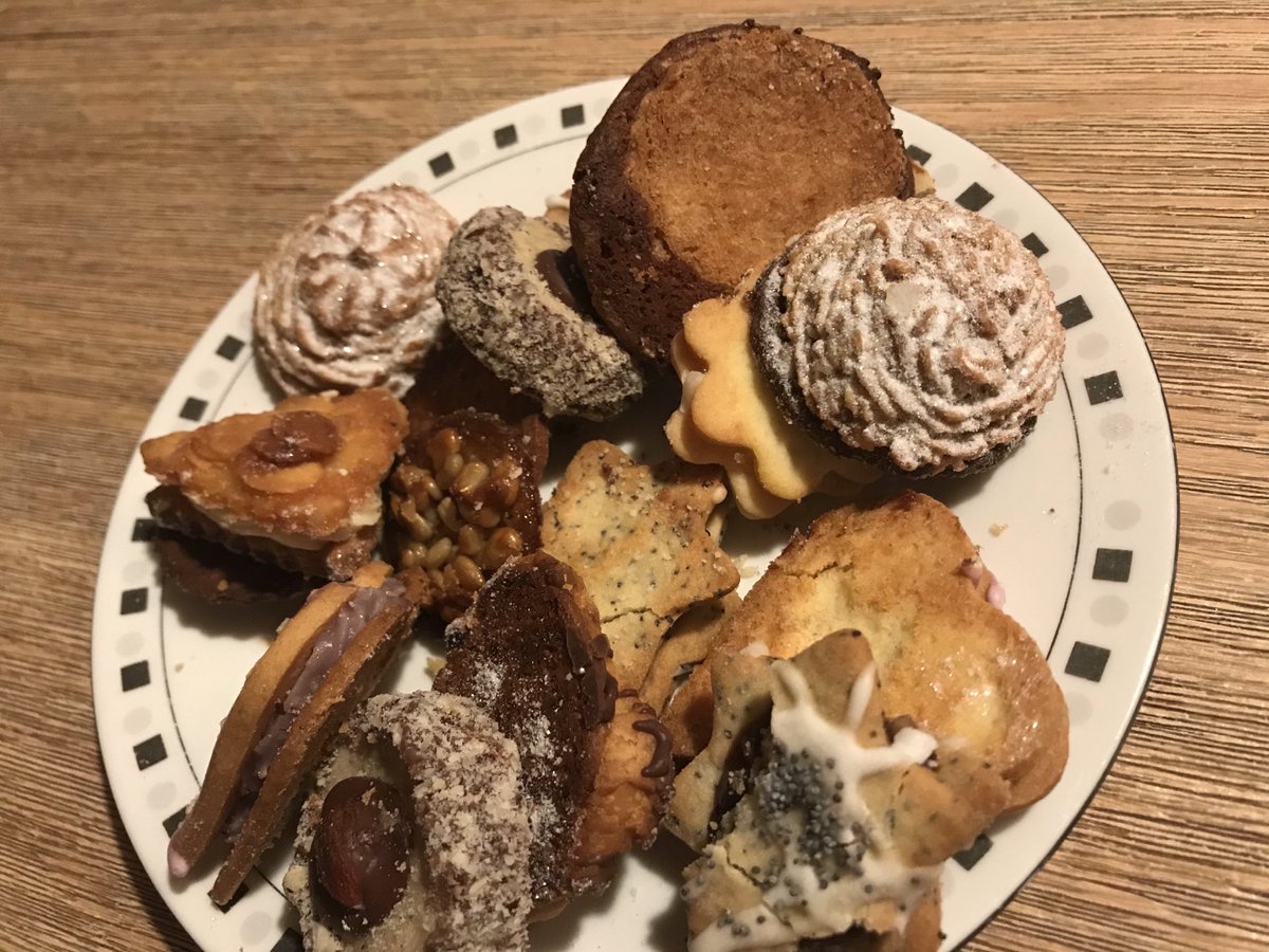Gestern leckere Plätzchen geschenkt bekommen! Kam gerade rechtzeitig. Tatsächlich sind unsere eigenen Vorräte bereits alle aufgegessen. Sind auch alle fünf Familienmitglieder ständig zuhause 🏡