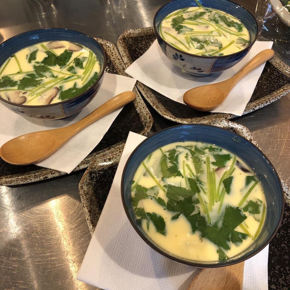 駅 ー鉄板居酒屋ー ご予約いただいたお客様からのリクエストで茶碗蒸し作ってみました メニューに無いものも出来るだけ対応いたしますのでお気軽にご相談ください 本日も16時オープンです よろしくお願いします 042 848 4763 小作 羽村