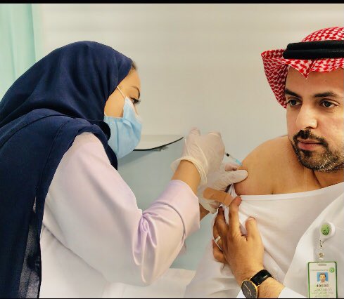 naif_khalaf's tweet photo. الحمدلله على فضله وعلى تقدم العلم. 
(علم الانسان مالم يعلم). 

اخذت لقاح كوفيد-١٩ وادعوا جميع الفئات المستهدفة للمبادرة بأخذه. كل الشكر للجهود الوطنية وخاصة وزارة الصحة وهيئة الغذاء والدواء ولجان المراقبة العلمية. https://t.co/oYAUWRQXw1