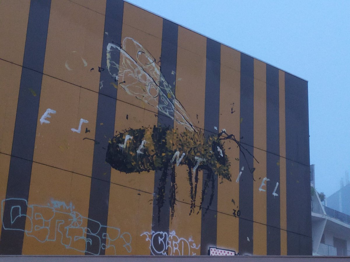 Quand chemin vers l'école faisant, de bon matin, on découvre une nouvelle œuvre de #war #warindawest #bee #rennes Merci 🐝🤩