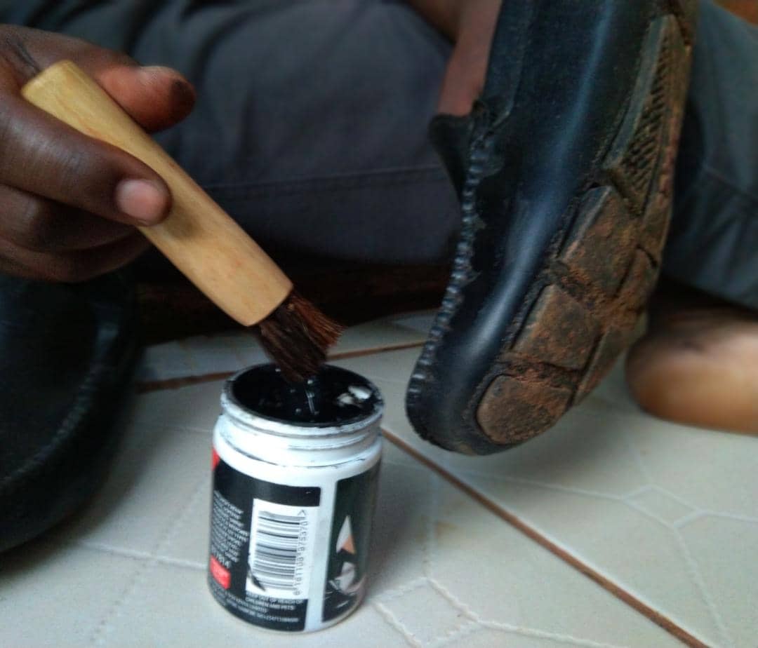 Ugabrush's tweet photo. We have noticed that the majority of Ugandans who buy shoe cream polish such as Kangaru, Kiwi - use sticks &amp; toothbrushes to remove polish from the tins, which is uncomfortable, waste polish and may stain clothes.
@ugabrush introduces a new product -  polish applicator brush. https://t.co/jAc1vUiMUF