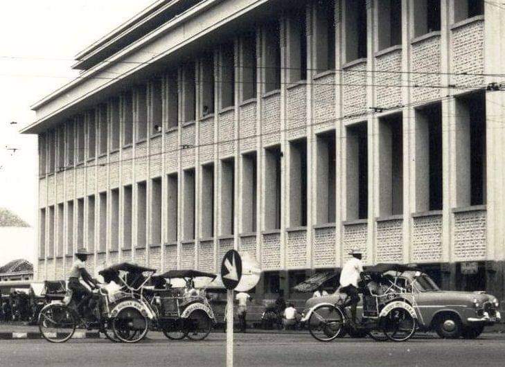 Foto berikut ini memperlihatkan kendaraan becak yang melintasi gedung Factorij NHM (sekarang Museum Mandiri) sekitar tahun 1950-an. Pada masa lampau, becak juga termasuk kendaraan favorit masyarakat Batavia yang turut lalu lalang di jalanan berdampingan dengan mobil dan motor.