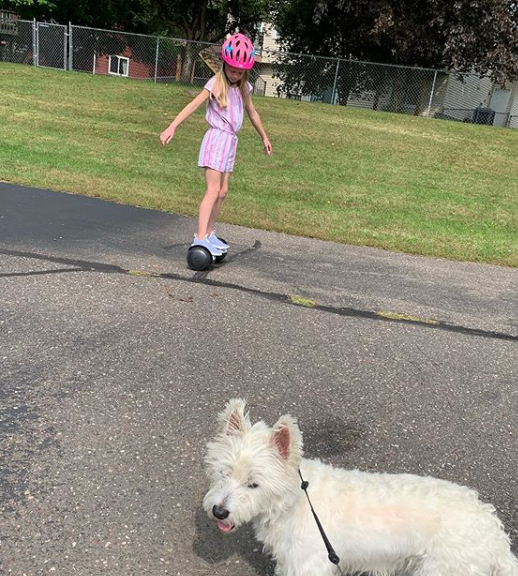 zDsoeDA6OQh4zob's tweet photo. “Since having this hoverboard, she really likes to play outside!”#sisigad#sisigadhoverboard#hoverboard#board#christmas#gift#hoverboard #hoverboards #createyourhype #visualsgang #hoverboardlife #scooterlife#extremesports #sport #skateboard #skate #outside #outsideisfree https://t.co/xFkxzQ65fp