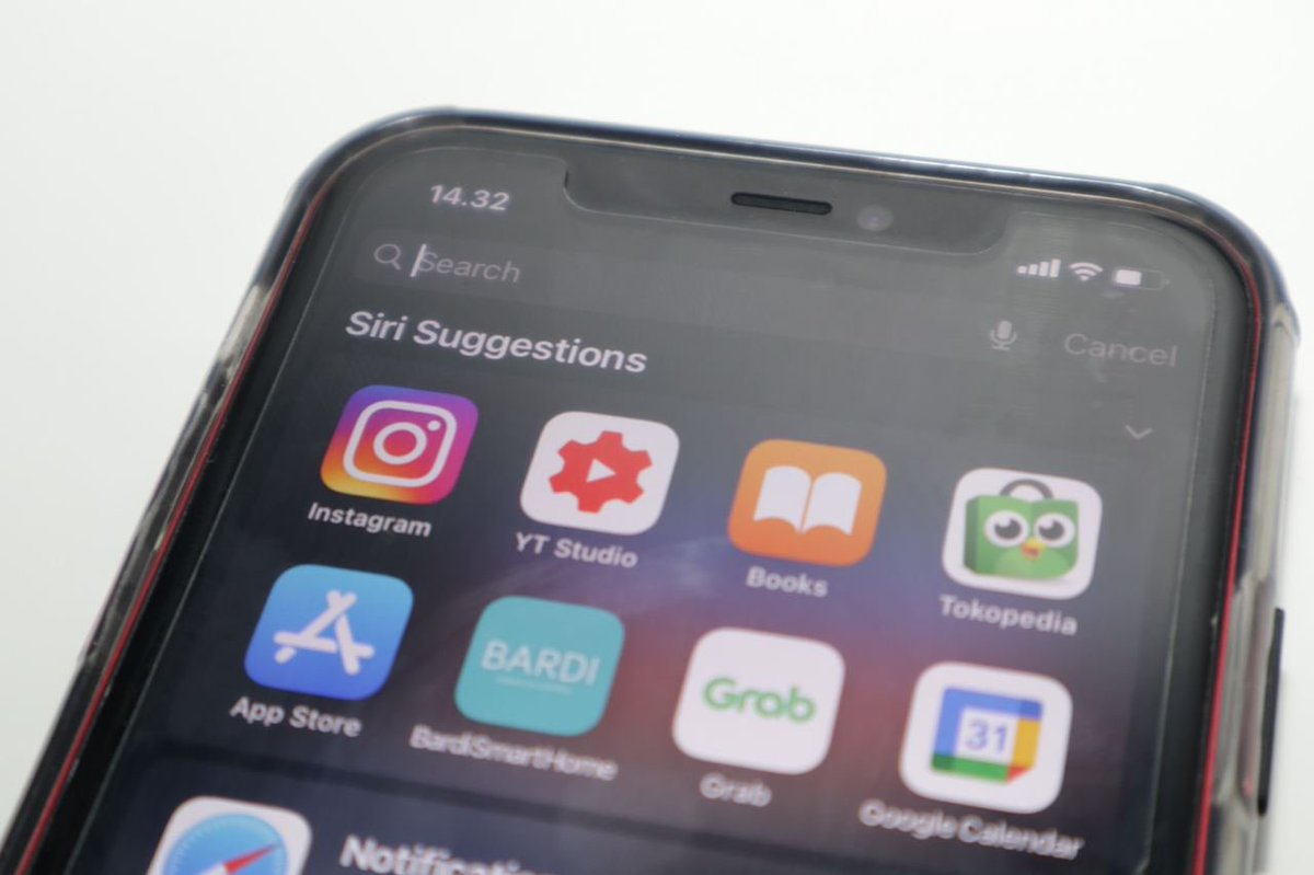 Untuk mengakses aplikasi lainnya, aku terbiasa menggunakan fitur search.