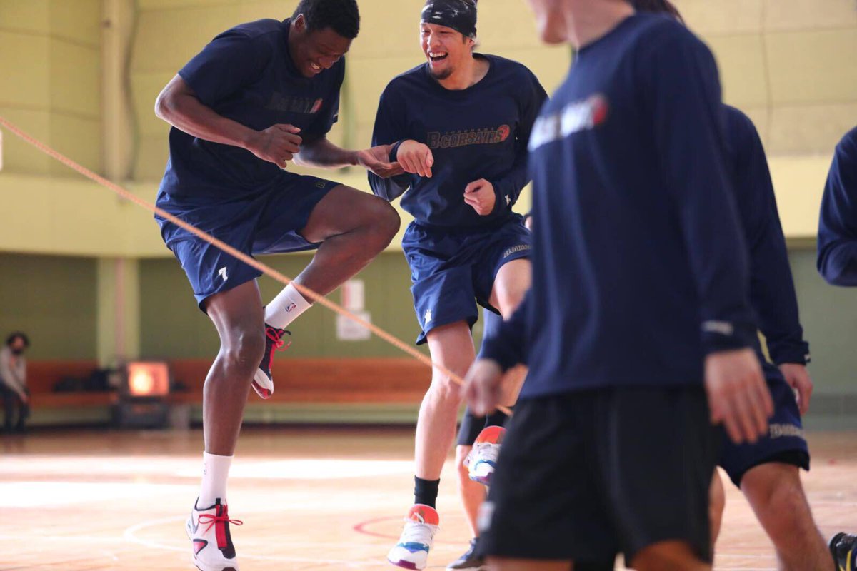 横浜ビー コルセアーズ 高橋ストレングスコーチの なわとびトレーニング ペアを組んで仲良く 縄跳びをしました ビーコル Bリーグ Gkyshu